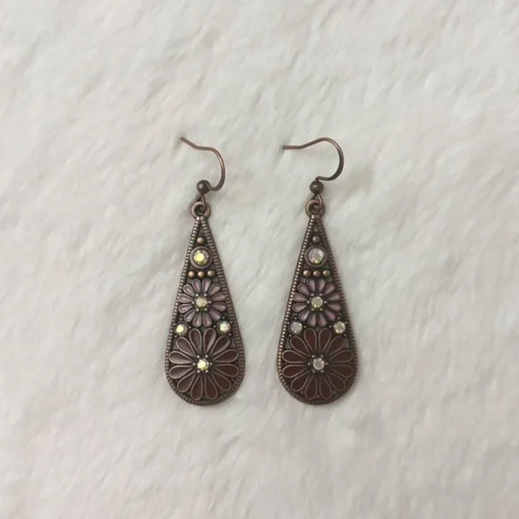 5/$15 🩷 MUST BUNDLE Women’s Floral Teardrop Earrings in Rose Gold and Pink - Picture 2 of 4